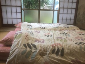 4 bedrooms, iron/ironing board, free WiFi, bed sheets