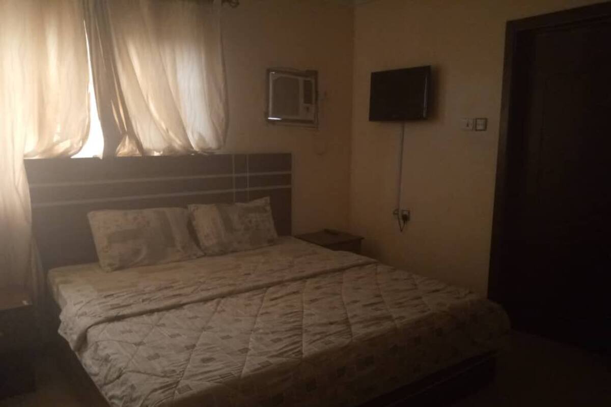 Tabla de planchar con plancha, wifi gratis y ropa de cama
