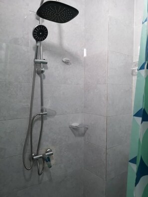 Deluxe-Suite | Dusche im Bad