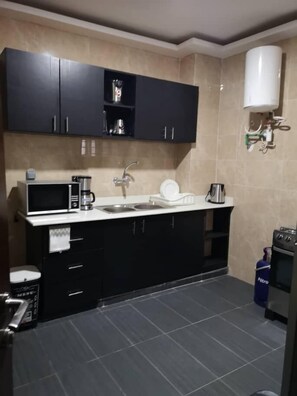 Deluxe Suite | Private kitchen | Fridge, microwave, oven, stovetop - Palmeraie Beaux Fraisiers (Abidjan)