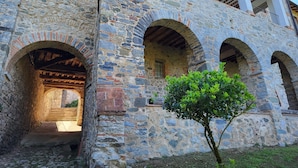 A stone building with arched doorways and a staircase leading to an upper level. - Villa degli Archi, Private pool, mountain views, WIFI, 3 terraces, mature garden (Borgo a Mozzano)