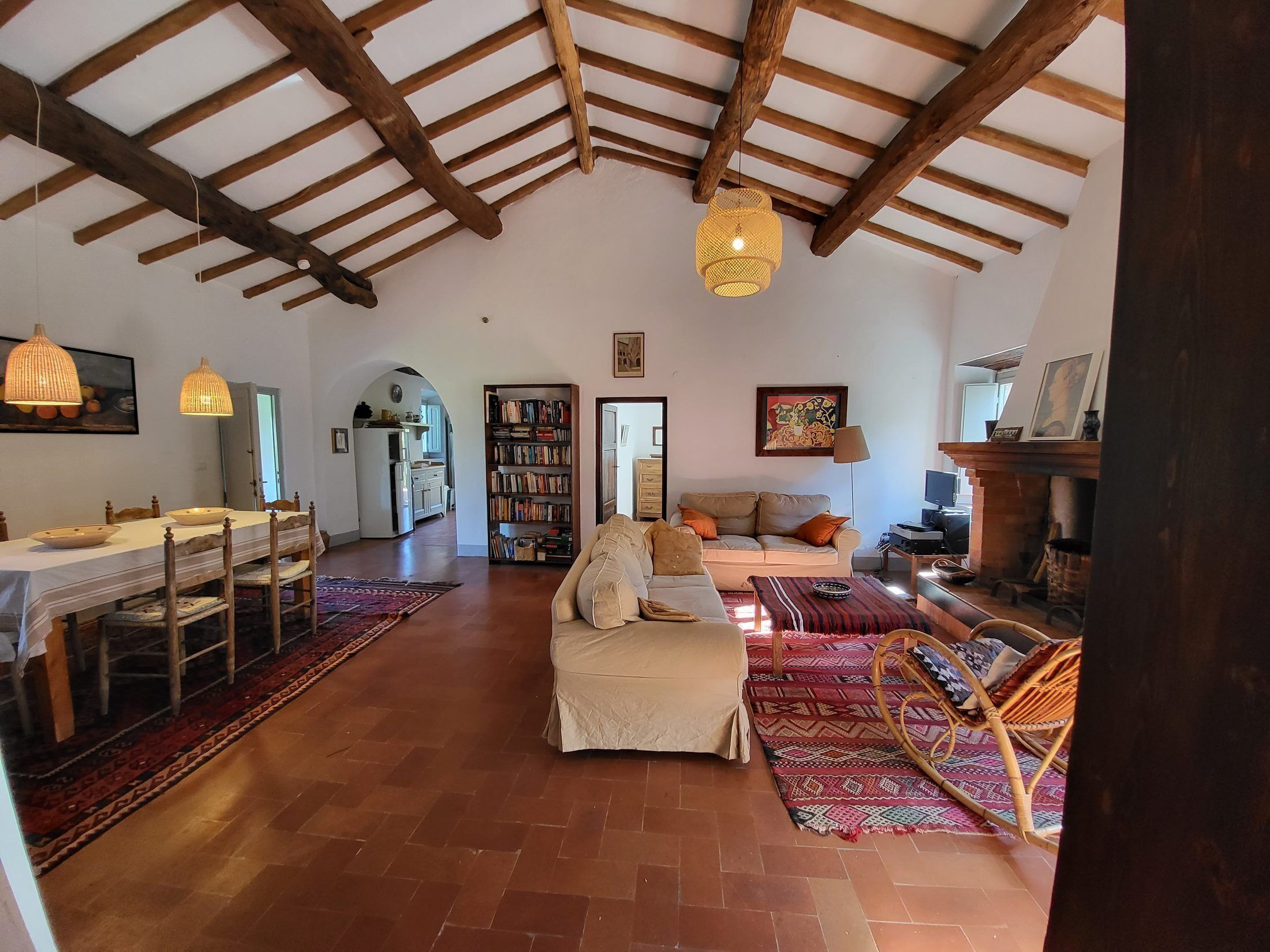 Télévision, cheminée, table de tennis de table, livres