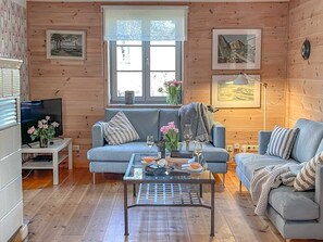 Smart TV, fireplace, DVD player - traumHaff® Cozy sailmaker's house, sauna, boat, tiled stoves, 400 to the water (Rieth am See)