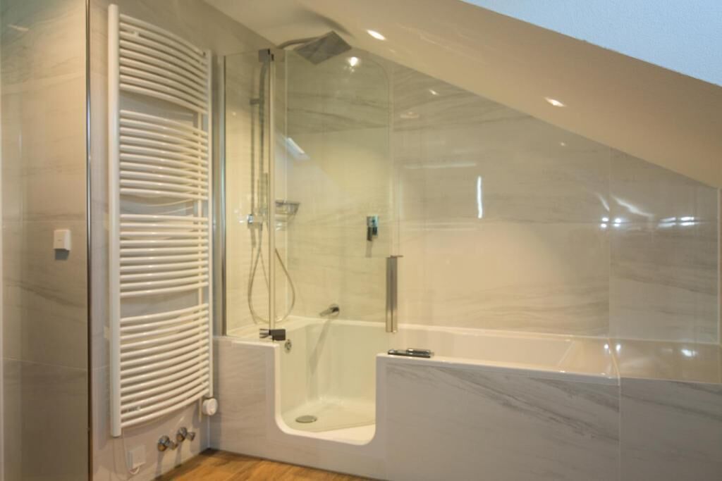 triple room | bathroom | free toiletries, hair dryer, slippers, towels