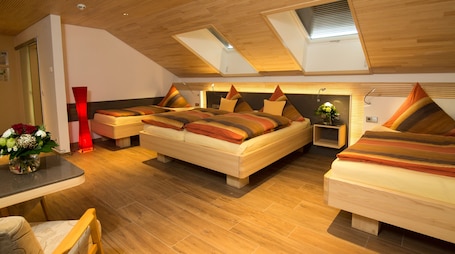 NeljÀn hengen huone | Allergiatestatut vuodevaatteet, minibaari, tallelokero huoneessa