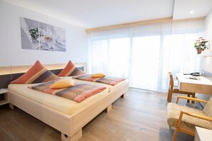 Double Room | Hypo-allergenic bedding, minibar, in-room safe, desk - Hotel Garni Jägerhof (Sigmaringen)