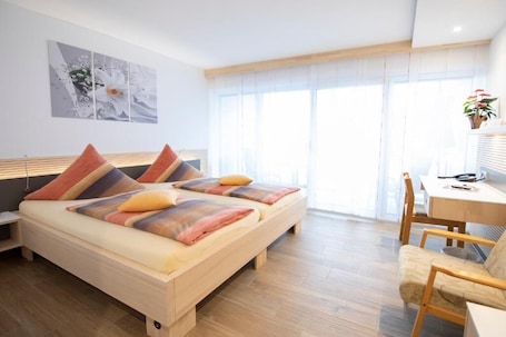 Double Room | Hypo-allergenic bedding, minibar, in-room safe, desk. Hotel Garni Jägerhof