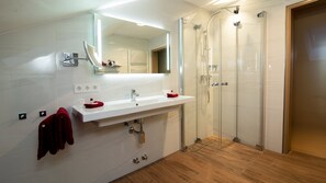 Ilmaiset hygieniatuotteet, hiustenkuivaaja, tohvelit, pyyhkeet