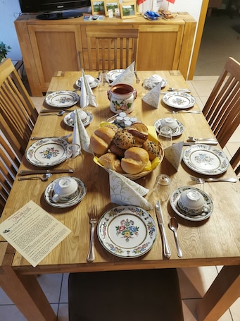 In-room dining. Hotel Garni Jägerhof