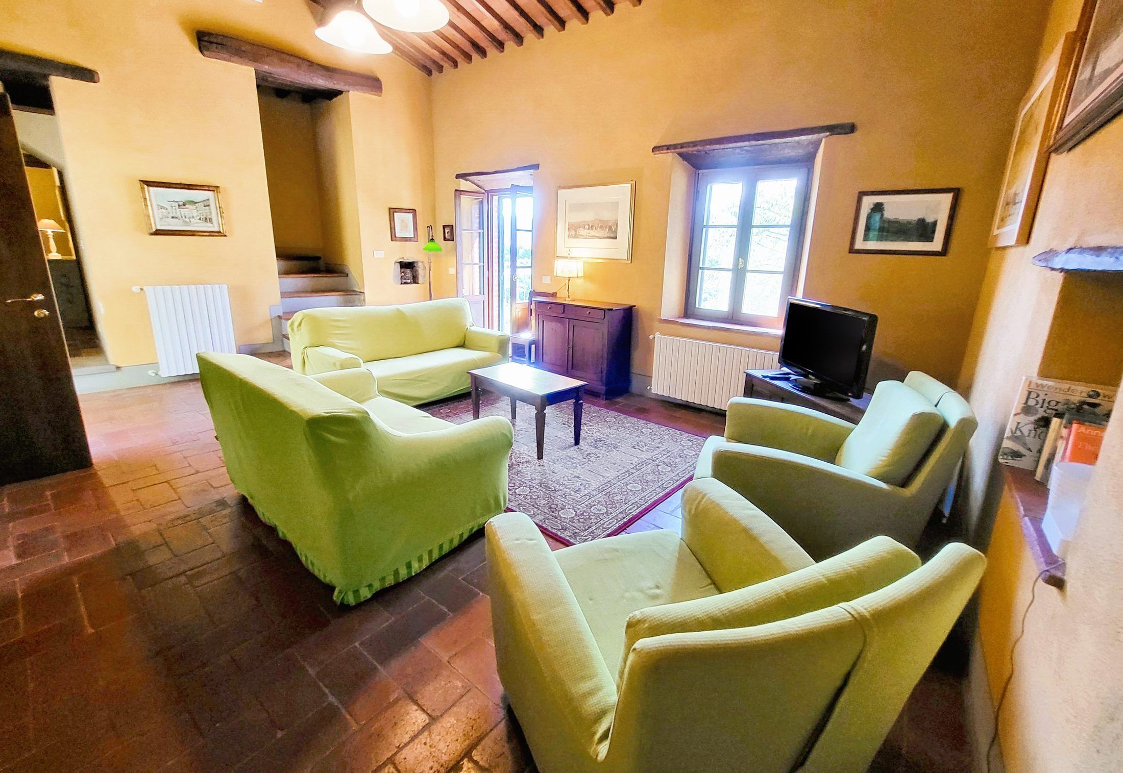 Télévision, cheminée, lecteur de DVD, table de tennis de table