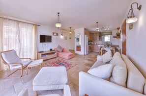 Fernseher, DVD-Player, Tischfußball, Arbeitsbereiche