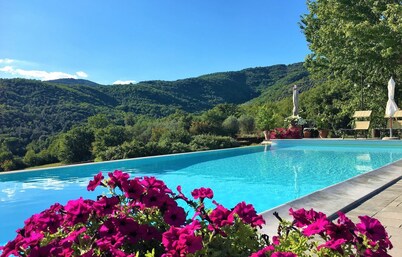 Spacious Tuscan Villa with Large Pool near Castiglion Fiorentino.