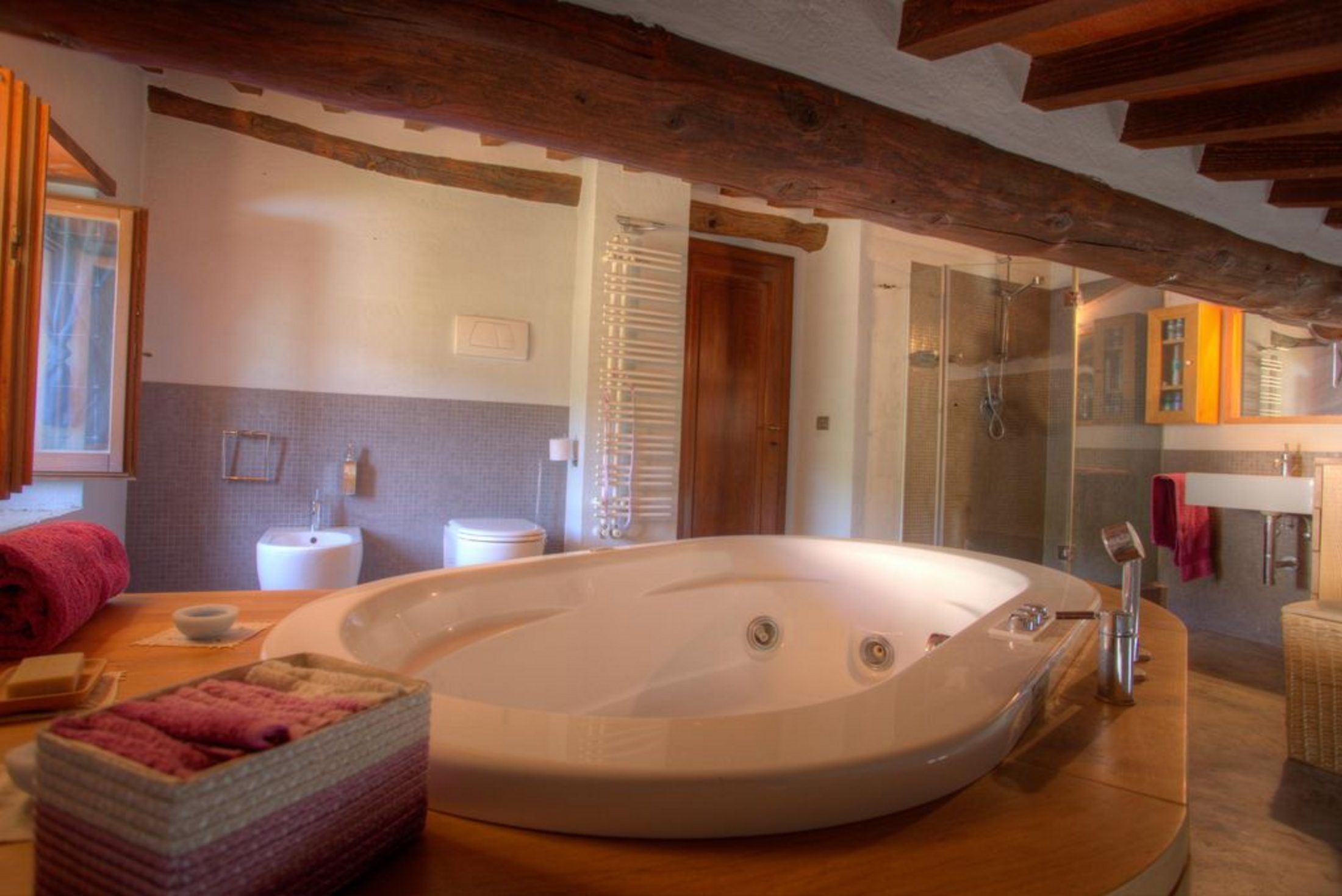 Ensemble douche/baignoire, bidet, serviettes fournies