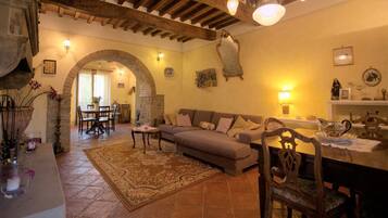 TV, caminetto, lettore DVD, tavolo da ping pong