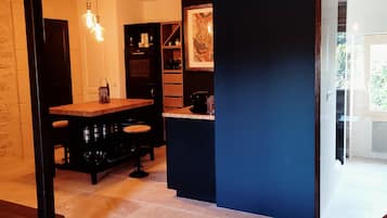 Design Loft, 1 Queen Bed with Sofa bed, Kitchen, Pool View | Private kitchen | Electric kettle