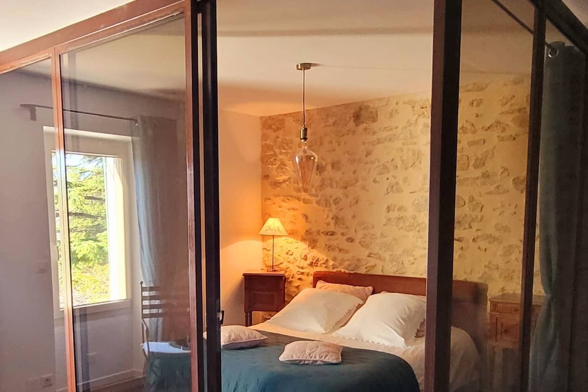 Design loft, 1 queensize bed met slaapbank, keuken, uitzicht op zwembad | 1 slaapkamer, individueel gedecoreerd, individueel gemeubileerd