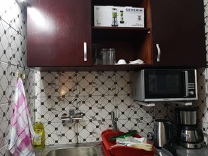 Deluxe Studio | Private kitchenette | Fridge, microwave, oven, stovetop