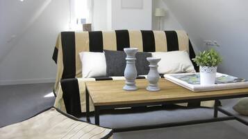 Deluxe Apartment (inkl. Endreinigung EUR 80) | Living room | Flat-screen TV, DVD player