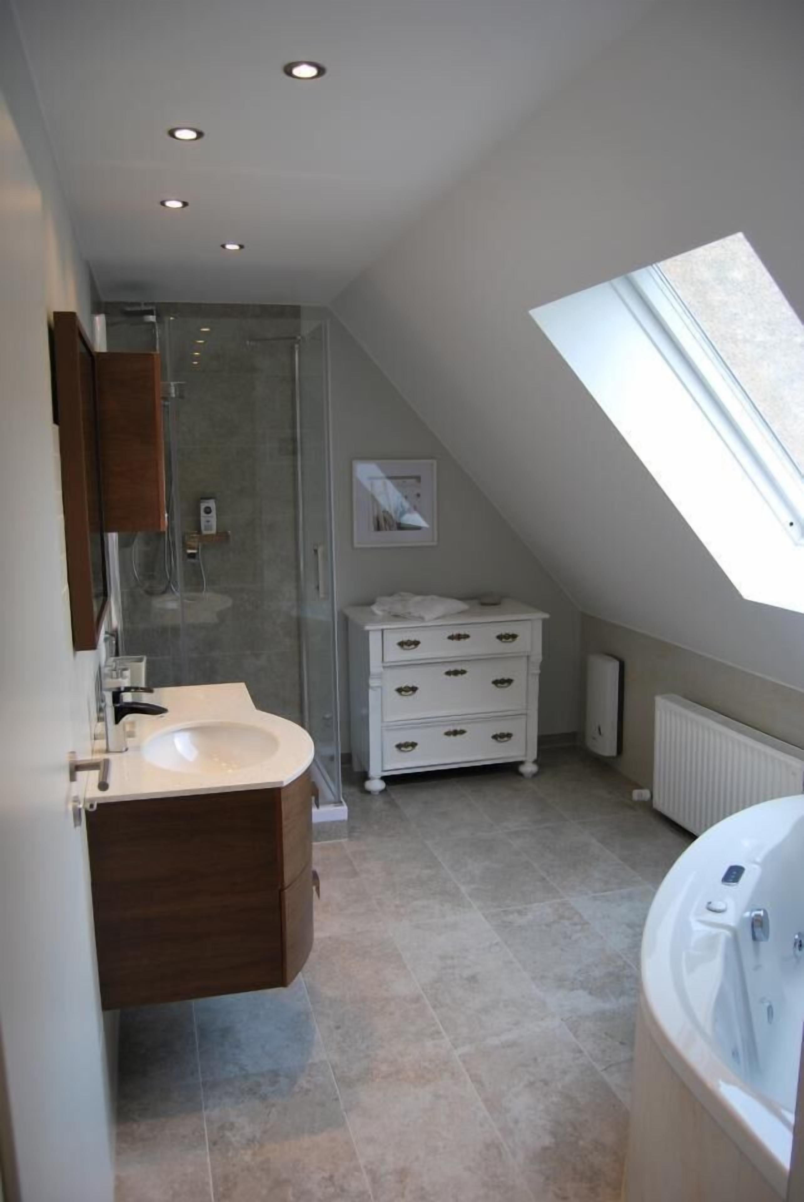Deluxe-Apartment (inkl. Endreinigung EUR 80) | Badezimmer | Kostenlose Toilettenartikel, Haartrockner, Bademäntel, Handtücher