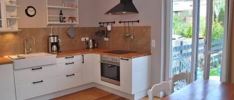 Lemari es besar, oven, kompor, dan mesin pencuci piring