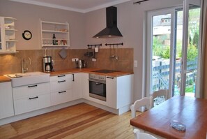 Full-sized fridge, oven, stovetop, dishwasher - Landhaus Moselschön (Alken)