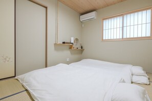 3 bedrooms, desk, free WiFi, bed sheets