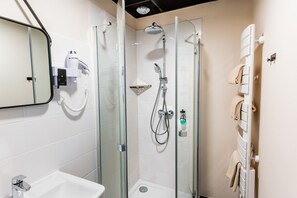 Camera Superior, vista valle | Bagno | Doccia, soffione a pioggia, asciugacapelli, asciugamani