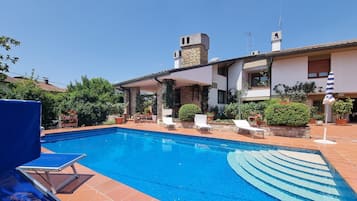 Indoor pool, outdoor pool