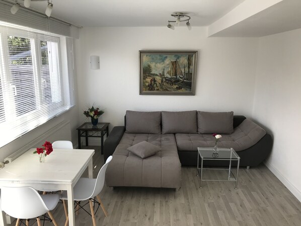 Apartment (2 inkl. Endreinigung EUR 110) | Living room | Flat-screen TV
