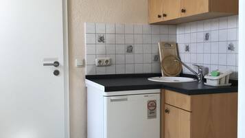 Apartemen (3 inkl. Endreinigung EUR 85) | Dapur kecil pribadi | Lemari es, mesin pembuat kopi/teh, ketel listrik, dan pemanggang roti