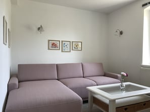 Apartment (1 inkl. Endreinigung EUR 110) | Living room | Flat-screen TV