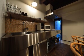 雪櫃、微波爐、爐具、電熱水壺