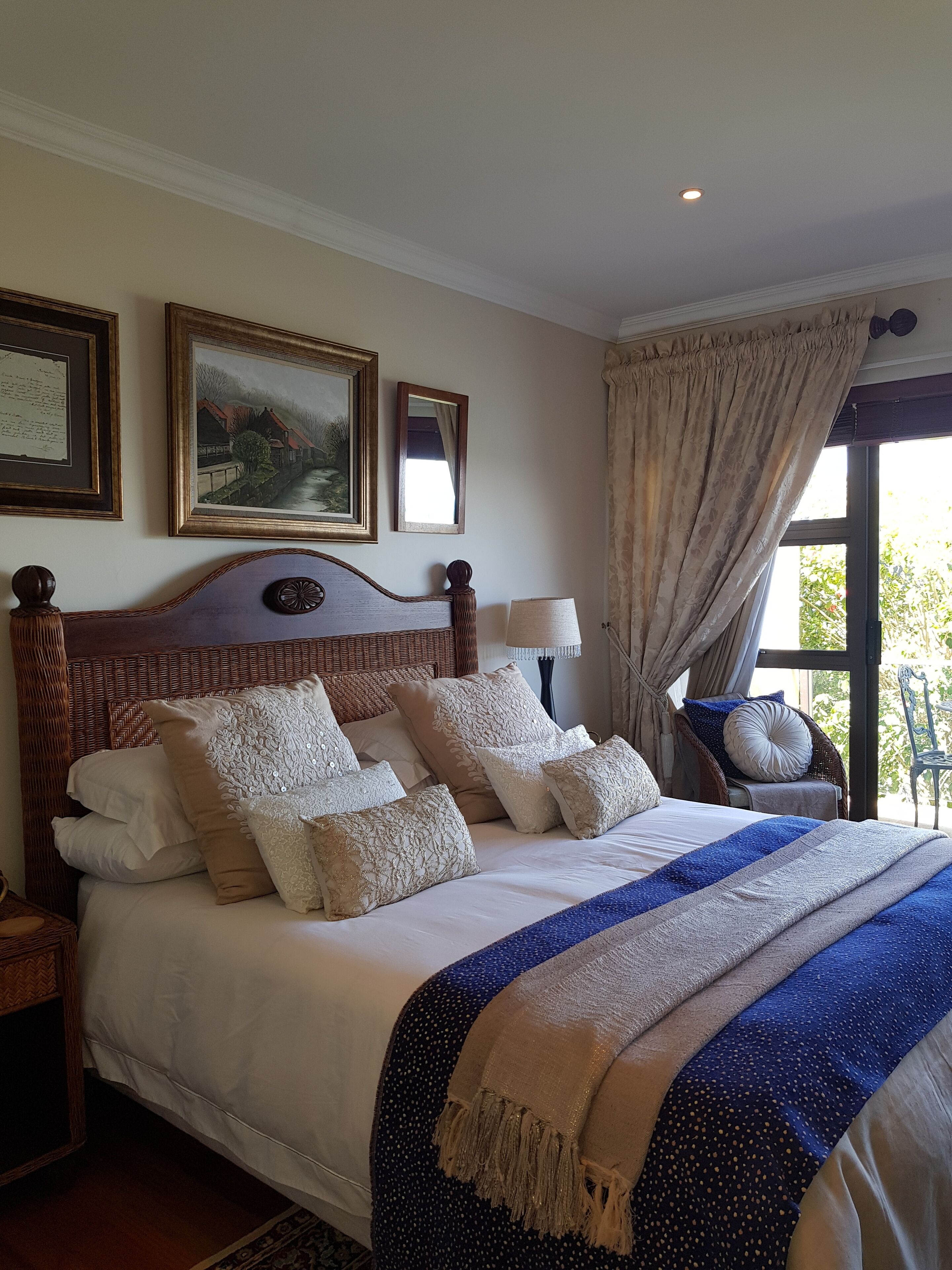 1 slaapkamer, een kluis op de kamer, een bureau