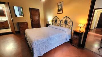 6 bedrooms, iron/ironing board, WiFi, bed sheets