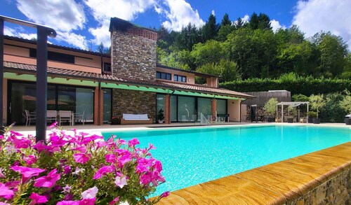 Magnolia, lyxig villa,privat soluppvärmd pool,WIFI,gå till restaurang, hyr kock!