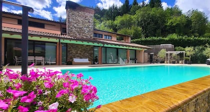 Magnolia, luxury villa, private heated pool, WIFI, walk restaurant, chef option!