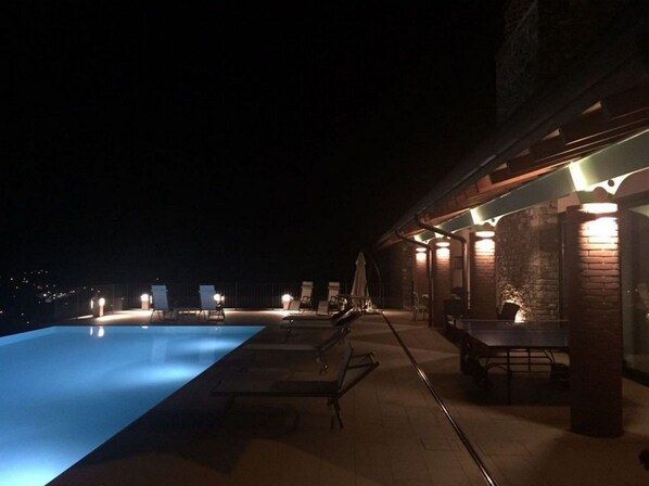 Een buitenzwembad en een verwarmd zwembad