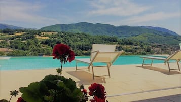 Piscina all'aperto, una piscina riscaldata