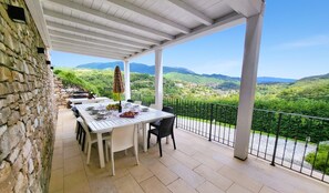 Outdoor dining - Magnolia, luxury villa, private heated pool, WIFI, walk restaurant, chef option! (Nicciano)