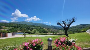 A scenic view of a mountainous landscape with a clear sky. - Luxury villa, mountain views, private pool, WiFi & chef night option! (Nicciano)