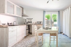 Microwave, oven, stovetop, dishwasher - The Maison Rose studio (Callas)