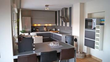 Apartment, 2 Bedrooms (1 incl. Endreinigung EUR 60) | Private kitchen | Full-sized fridge, microwave, oven, stovetop