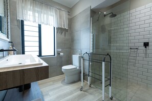 Gratia Apartment 1 | Bathroom | Towels, soap, toilet paper - Waverley's Rest (Pretoria)