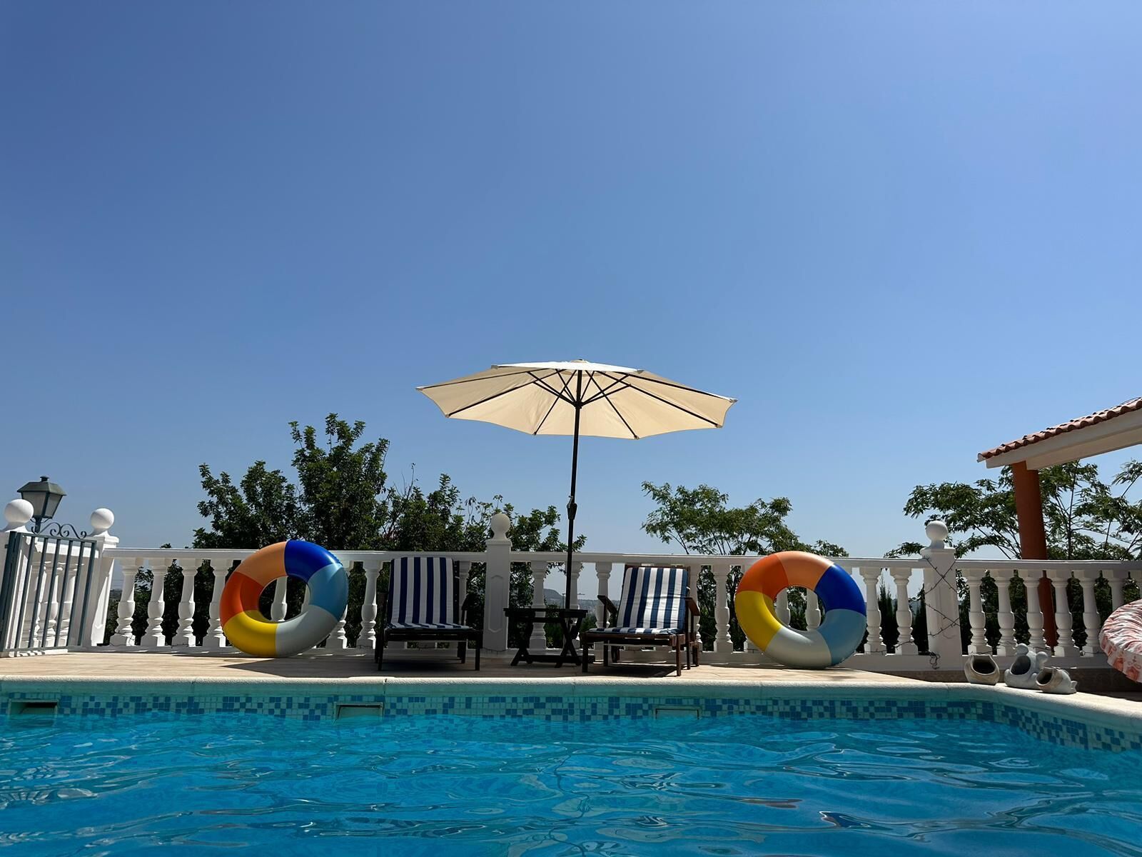 Una piscina al aire libre