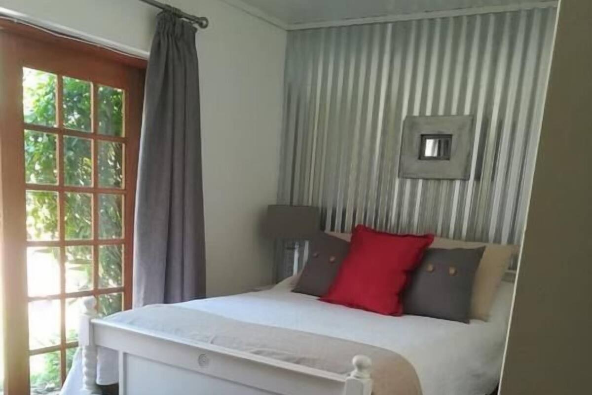Double Room (Queen Elizabeth) | Premium bedding, individually decorated, individually furnished