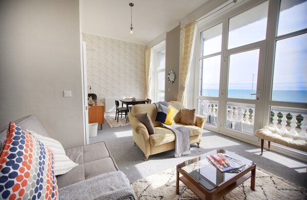 Living area - The Smugglers Retreat (Hastings)