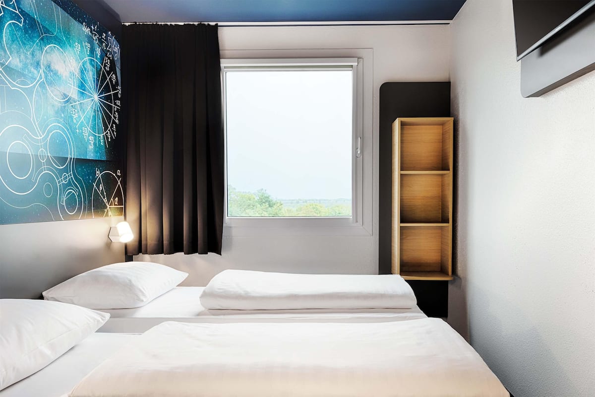 twin room | premium bedding, soundproofing, bed sheets