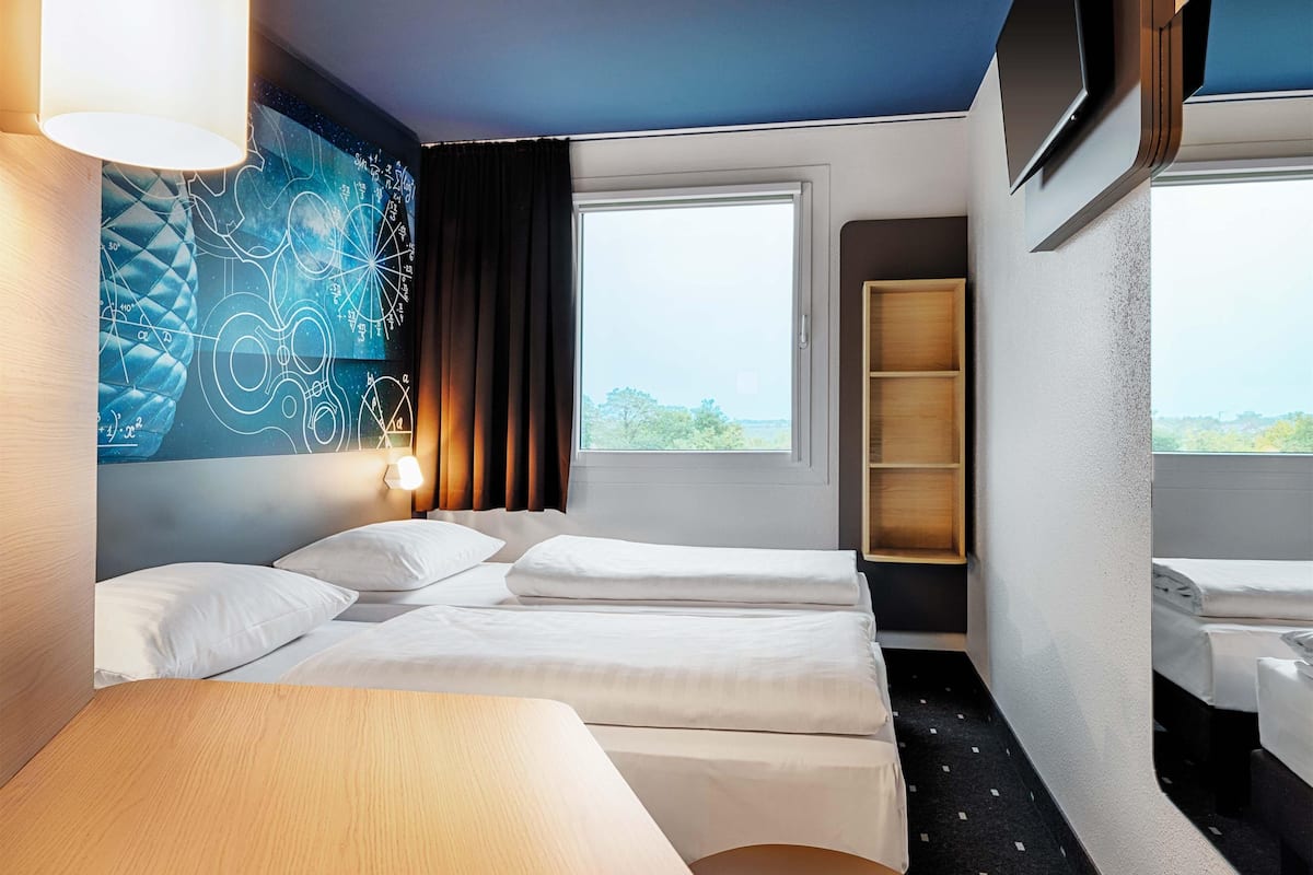 twin room | premium bedding, soundproofing, bed sheets