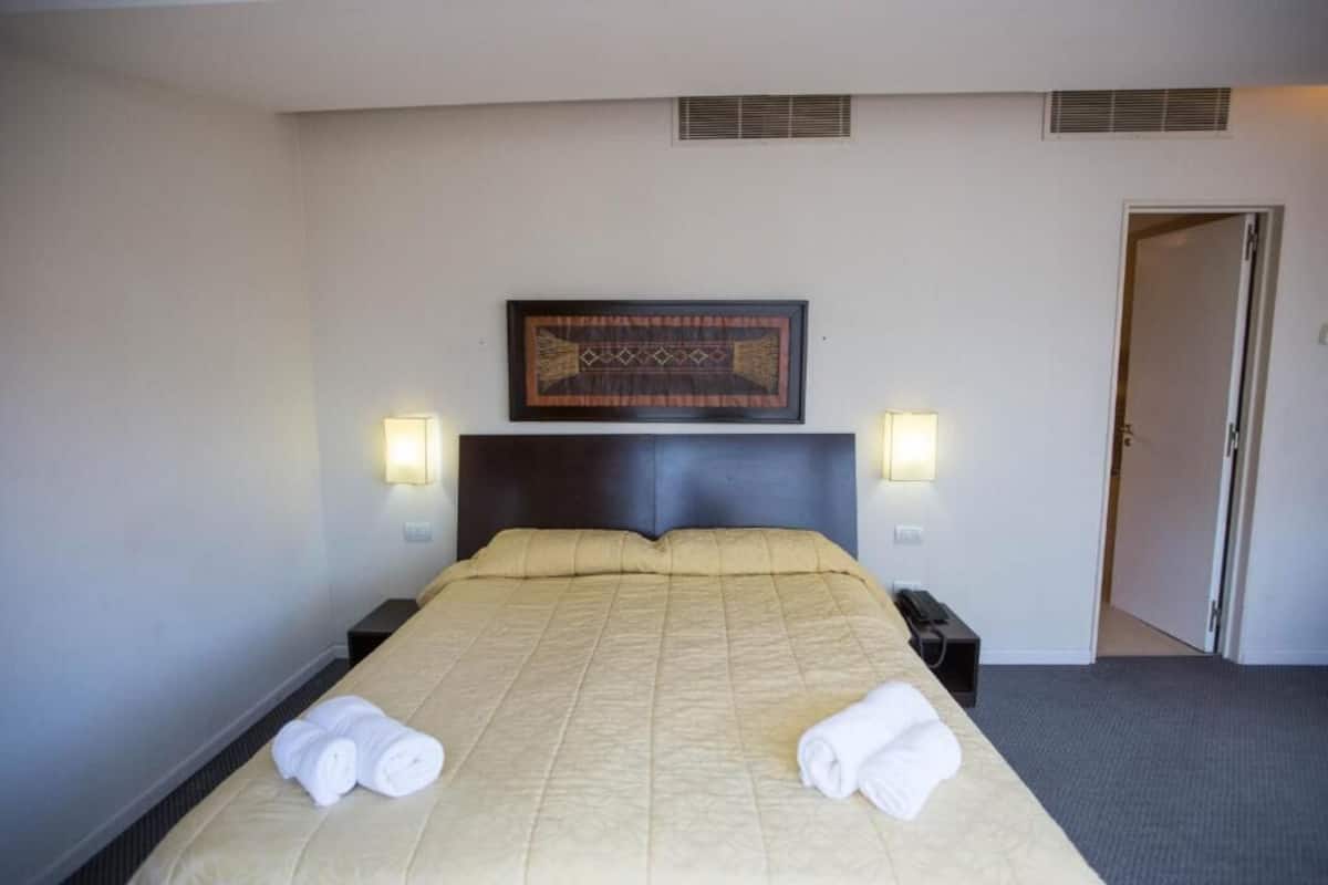 Caja de seguridad en la habitación, wifi gratis y ropa de cama