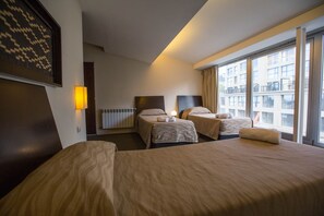 Zimmersafe, kostenloses WLAN, Bettwäsche